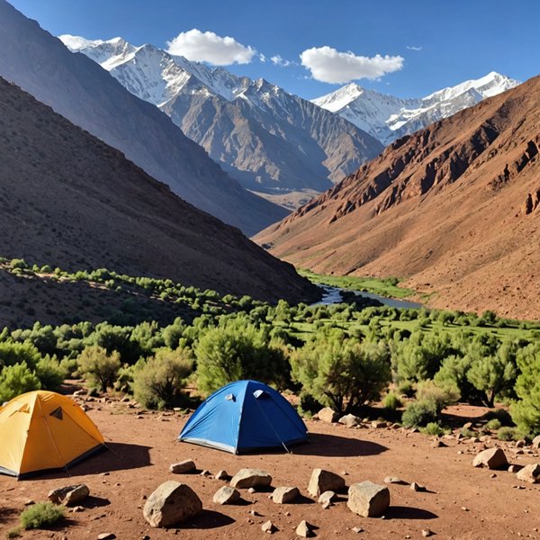 Comment organiser un camping pour une expédition de randonnée dans les montagnes de l'Atlas en été?